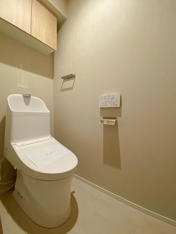 レジェンド日暮里のトイレ|新規交換済みで清潔感溢れる快適なトイレ空間。お手入れがしやすい最新設備を採用しており、節水性能にも優れています。毎日使う場所だからこそ、快適さと清潔感を追求した心地よいプライベート空間です。