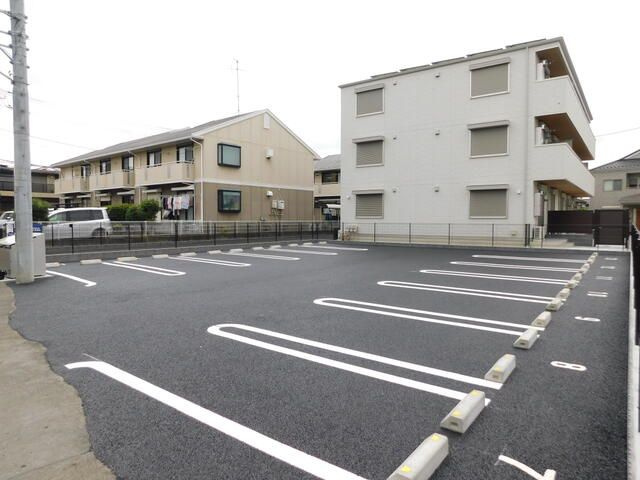 ルミエールＫの駐車場