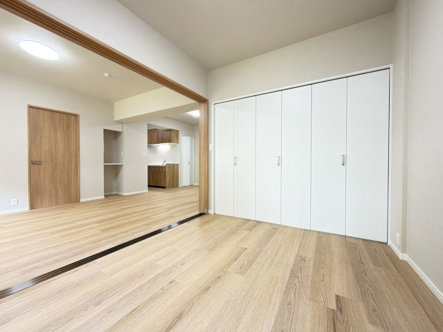 グリーンマンション神松寺ナチュレ参番館の洋室|【リノベーション仕様】6帖の洋室はオープンにしてリビング一体型としても使えます。