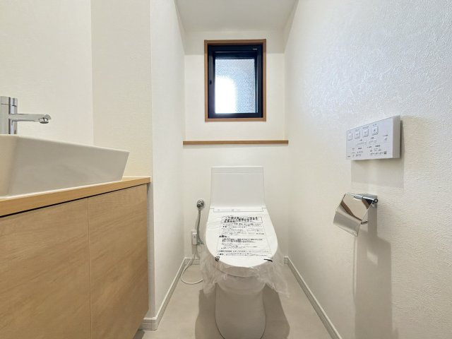 グリーンマンション神松寺ナチュレ参番館のトイレ|【新品】温水便座に交換（窓・タンクレス・手洗いカウンター付き）、とても綺麗で清潔感があります♪