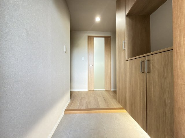 グリーンマンション神松寺ナチュレ参番館の玄関|【リノベーション仕様】玄関入るとお洒落で綺麗なナチュラルの色彩です。