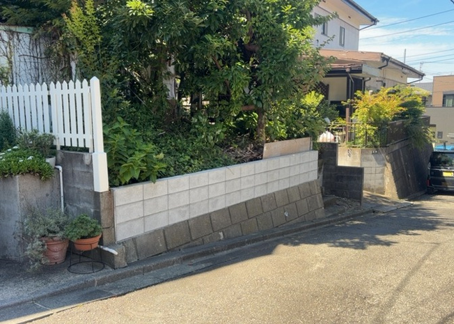 【外観】 | 土地購入を検討されている場合、境界杭がない状態で購入してしまうと境界確定測量をする必要があり、費用がかかります。購入の前に、売主、隣土地所有者立ち合いのもと境界を確定し境界杭を設置するのがベストです。