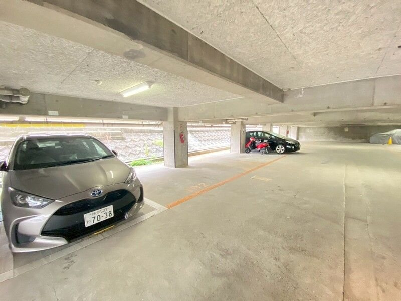 芦屋市清水町の賃貸マンションの駐車場