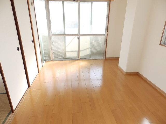 神戸市灘区灘南通１丁目の賃貸マンションの居間・リビング