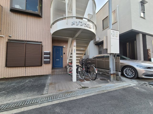 芦屋市大原町の賃貸マンションの駐車場
