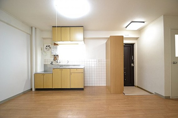 神戸市灘区岩屋北町４丁目の賃貸マンションの居間・リビング