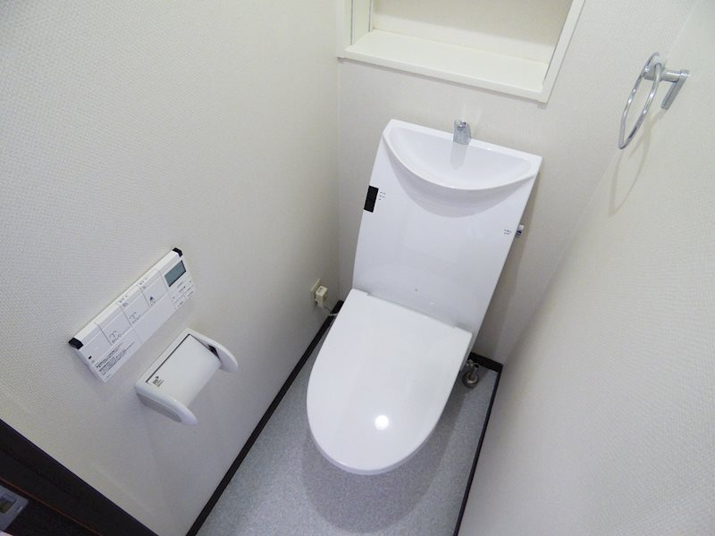 神戸市灘区岩屋北町５丁目の賃貸マンションのトイレ