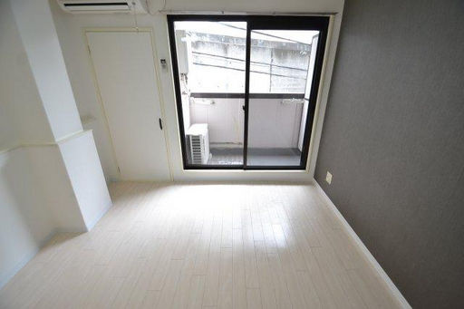 神戸市灘区六甲台町の賃貸マンションの居間・リビング