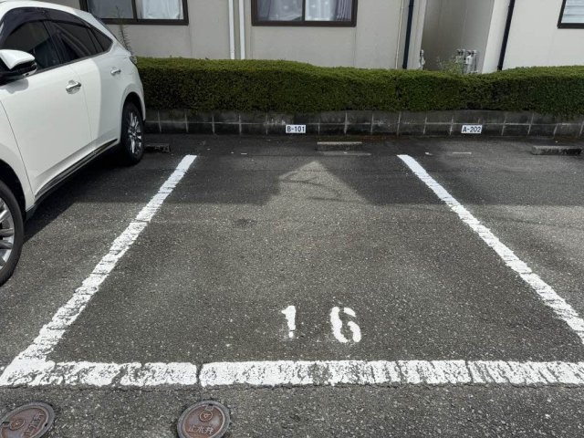 レ・シャルマントメゾン B棟の駐車場|駐車スペースもあります☆