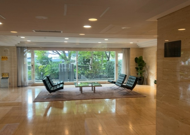【エントランス】 | エステ・スクエア成瀬壱番館 | エステ・スクエア成瀬壱番館の重厚感あるエントランス。管理形態は全部委託の日勤管理となっており、共用部も行き届いた管理で綺麗に保たれています。住まいの安心感を高めるマンションの玄関口です。