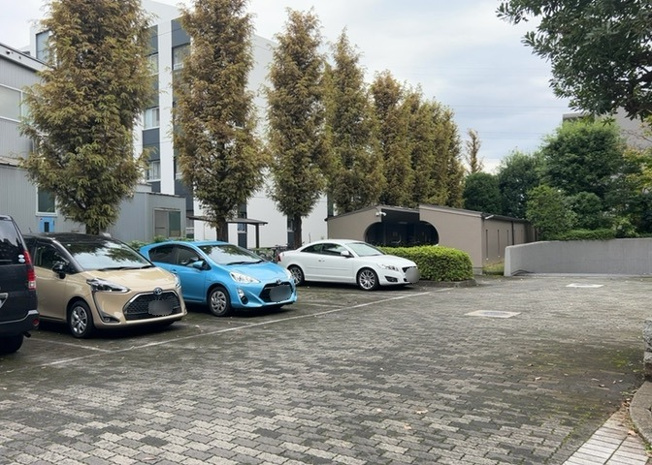 【駐車場】 | エステ・スクエア成瀬壱番館 | 敷地内および近隣（約200m）に駐車場環境が整っております。お車をお持ちの方や、将来的に自家用車の購入をご検討されているファミリーにも安心の住環境。空き状況については現地でご確認ください。