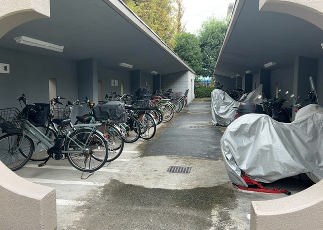 【駐輪場】 | エステ・スクエア成瀬壱番館 | 敷地内に整然と整備された駐輪場を完備。成瀬駅まで徒歩12分、周辺のスーパーや公園へのお出かけにも自転車が活躍します。空き状況や利用条件の詳細につきましては、事前にご確認くださいませ。