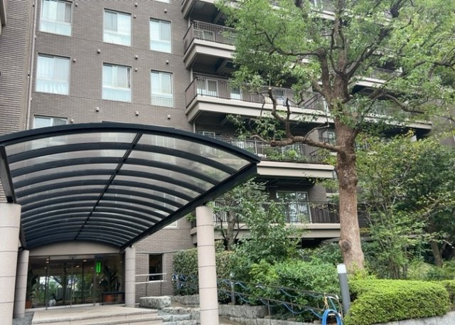【庭】 | エステ・スクエア成瀬壱番館 | 敷地内の緑豊かな環境は、住まう人に癒やしを与えてくれます。町田市成瀬6丁目の閑静な住宅街に位置し、周辺には公園も多く散歩コースとしてもおすすめの魅力的なロケーションが広がっています。
