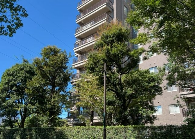 【外観】 | エステ・スクエア成瀬壱番館 | 外観はマンション管理がされているかの目安になります。築年数が古いと、壁面は劣化してひび割れが生じることも！建物が古びていても細かいところが修繕されていると、きちんと管理されているなぁと感じるでしょう。