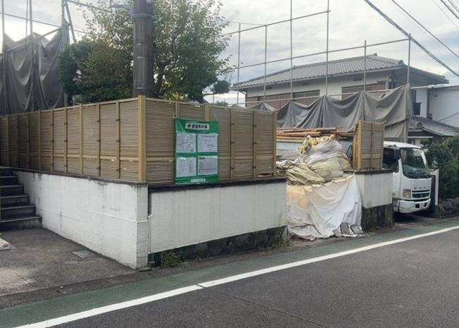 【外観】 | 現地に行くなら、物件の周囲の地形がどうなっているかを見ることも大切です。周辺より低くなっている土地では、大雨などで水が集まりやすいため、地盤が弱くなっているということも考えられるため、注意が必要です。
