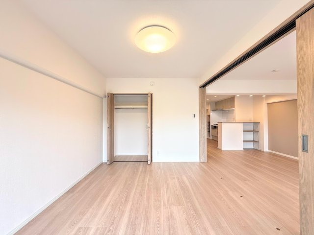 グリーンコーポ東戸塚A棟の洋室|◆柔らかい陽光が差し込む明るいお部屋を演出する設計。彩光の取れる窓が気持ちの良いお部屋を創り上げます。