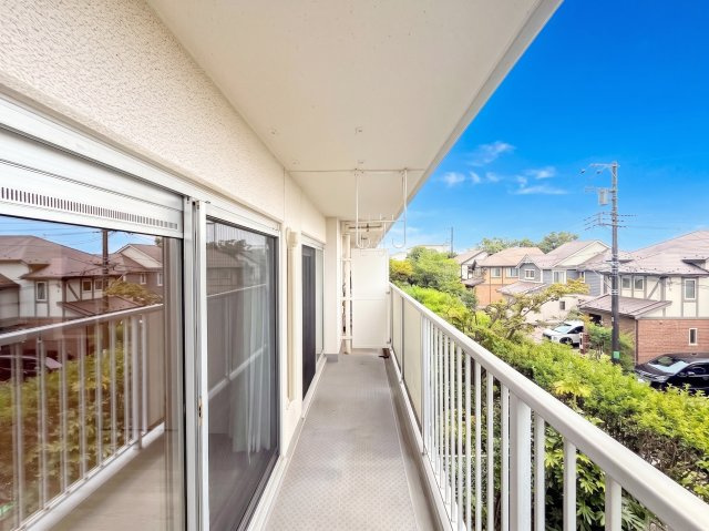 グリーンコーポ東戸塚A棟のバルコニー|◆広いバルコニーは寝室と子供部屋からアクセスできる2WAY動線。お布団も洗濯物もたくさん干せます！！
