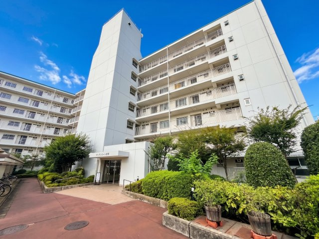 グリーンコーポ東戸塚A棟の外観|◆リフォーム済みでのお引渡しなので、即ご入居可能です。家具の配置や色など決めやすくスムーズにお引越しできます。