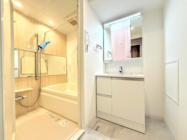グリーンコーポ東戸塚A棟の独立洗面台|◆毎日使う場所だから、機能的で使いやすさに配慮したパウダールーム。すっきりと使えるように収納も豊富にご用意しています。