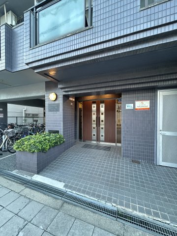 アビタシオン九条のエントランス