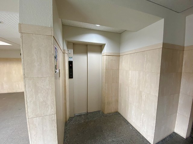 ナイスアーバン五反野のその他共用部分|綺麗に管理された共用部分のエレベーターです。重い荷物を持っている時やベビーカーでの移動時にもスムーズに各階へ移動できます。日常の昇降作業を快適にサポートする便利な共用設備です。