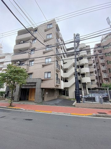 ナイスアーバン五反野の外観|落ち着きのあるデザインが魅力的な建物外観。周辺環境とも調和した美しい佇まいです。管理体制も整っており、居住者の快適な生活をしっかりと支える安心感のある住環境が整っています。