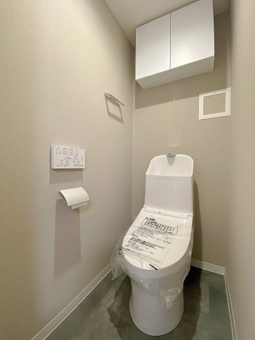 ナイスアーバン五反野のトイレ|トイレ新規交換済み。衛生面でも安心の清潔な空間に生まれ変わりました。節水機能や使いやすい操作パネルを備えており、毎日快適にご利用いただけます。掃除がしやすいのも嬉しいポイントです。