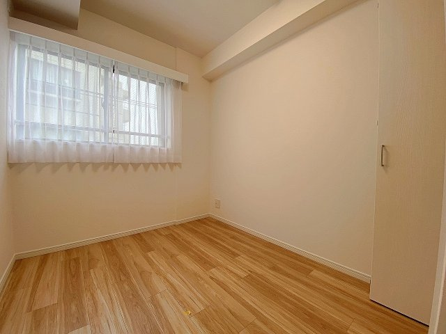 ナイスアーバン五反野の子供部屋|洋室4.0帖（間取り図右下）のお部屋です。コンパクトながら機能的な造りで、お子様のお部屋やリモートワーク用の書斎としてもぴったりです。明るい採光が差し込み快適に過ごせます。