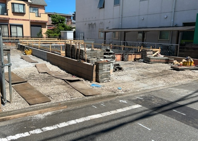 【前面道路含む現地写真】 | 住宅用の土地では前面道路に2m以上接していなければならないと法律で定められています。しかし、お持ちの車のサイズやライフスタイルなどにより、2mでは利便が悪い場合もございますので、事前に確認しましょう。