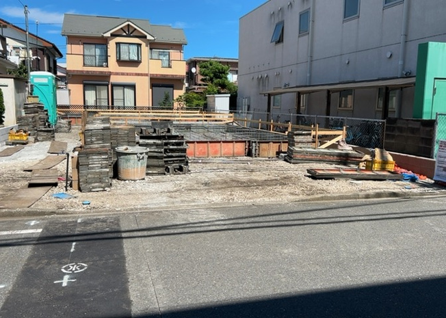 【前面道路含む現地写真】 | お持ちの車種によっては前面道路が広い方が便利でしょう。しかし、前面道路が広ければその分交通量が多くなるため、騒音などが気になる場合があります。実際に現地を見学し、周辺交通量や騒音などを確認しましょう！