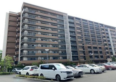【外観】 | デュオセーヌ相模原上溝駅前 | 外観はマンション管理がされているかの目安になります。築年数が古いと、壁面は劣化してひび割れが生じることも！建物が古びていても細かいところが修繕されていると、きちんと管理されているなぁと感じるでしょう。
