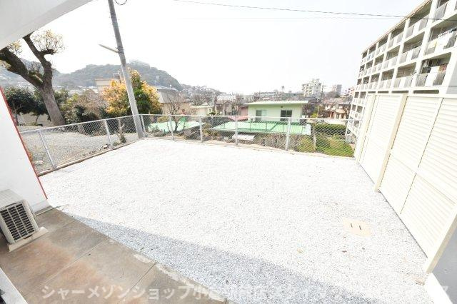 須賀町アパートメントの庭