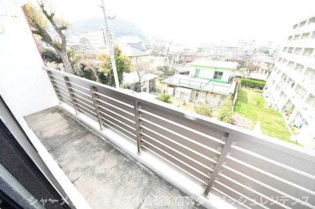 須賀町アパートメントのバルコニー