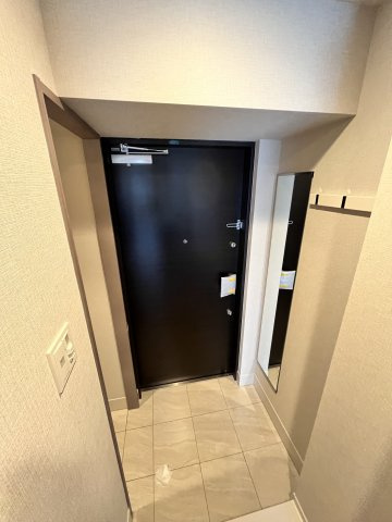 びゅうリエット横浜東神奈川の玄関|※別号室の参考写真です(現況優先・仕様違いの場合あり)