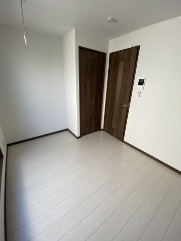 落ち着いて過ごせるお部屋なので、寝室にいかがでしょうか