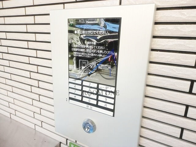 フラット根津のセキュリティ|モニター付きインターホンです。オートロックです。