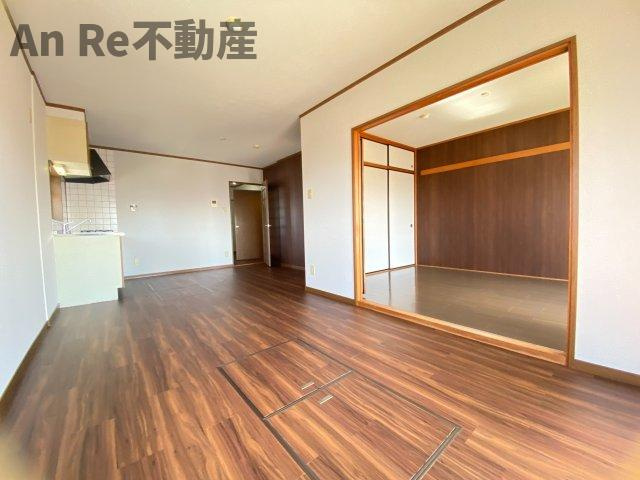 ロイヤルメゾンⅢの居間・リビング