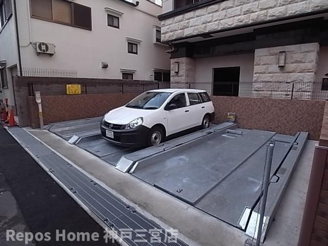 プレサンス三ノ宮駅前プライムタイムの駐車場