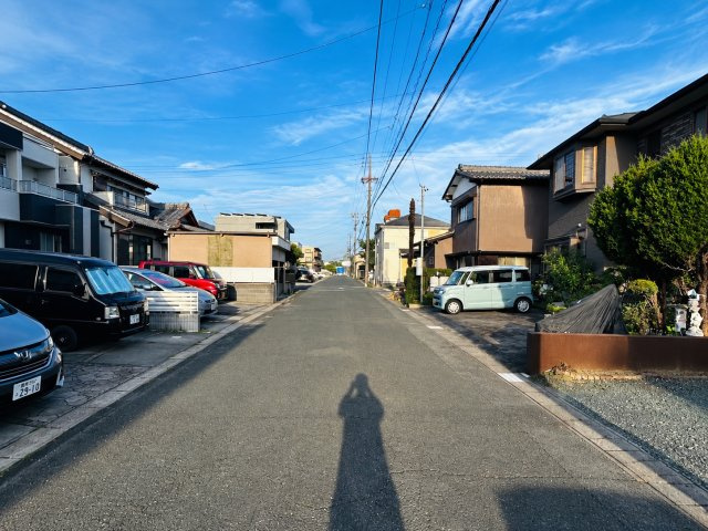 東脇1丁目　土地の周辺|約6mの全面道路。
車のすれ違い、駐車時もストレスはありません！