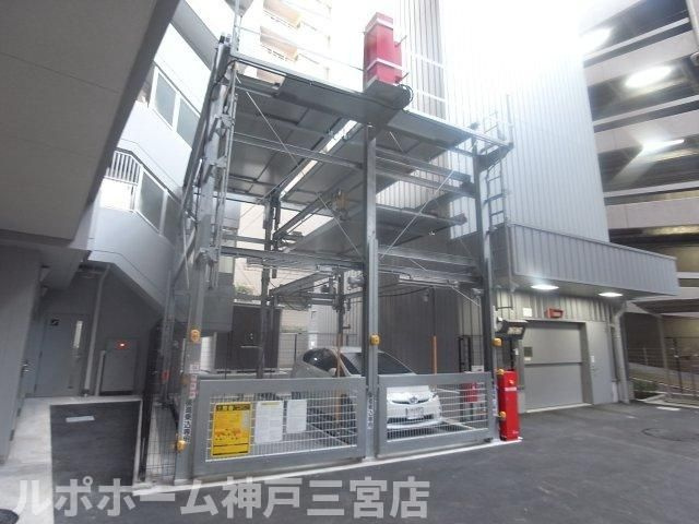 ワコーレ神戸三宮トラッドタワーの駐車場