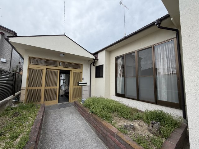 郡山市咲田2丁目 中古戸建 〜昭和レトロな佇まいと、多用途に使える2階建倉庫〜の外観|通りから一歩奥まった静かな環境。開放感のある広々としたアプローチと、温かみのある和モダンな玄関口が魅