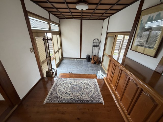 郡山市咲田2丁目 中古戸建 〜昭和レトロな佇まいと、多用途に使える2階建倉庫〜の玄関|開放感のある広々とした玄関。和モダンな雰囲気が心地よい空間です。