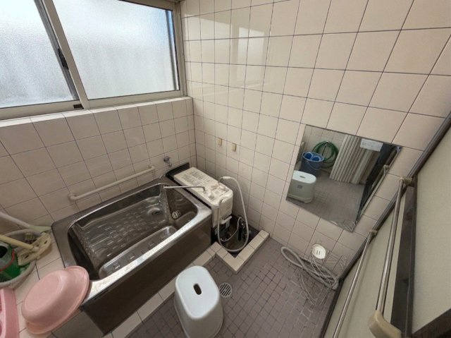 郡山市咲田2丁目 中古戸建 〜昭和レトロな佇まいと、多用途に使える2階建倉庫〜の浴室|タイル張りの趣あるバスルーム。大きな窓があり、風通しと開放感の良さが魅力です。