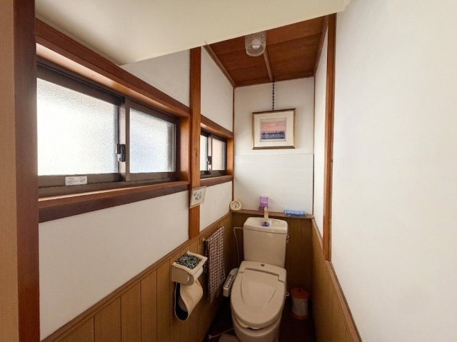 郡山市咲田2丁目 中古戸建 〜昭和レトロな佇まいと、多用途に使える2階建倉庫〜のトイレ|窓が多くて開放感のある明るいトイレ。すっきりとした空間で、毎日の暮らしに安心をプラスします。
