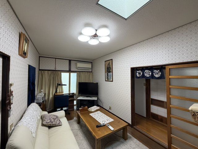 郡山市咲田2丁目 中古戸建 〜昭和レトロな佇まいと、多用途に使える2階建倉庫〜の居間・リビング|天窓からの光も心地よい、明るく開放感のあるリビング。風通しも良く、のんびりとくつろげる空間です。