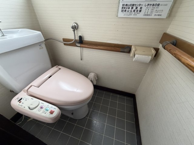 ２台駐車スペース確保可能！！◎郡山市土瓜2階建一戸建てのトイレ|手すり付きで安心のトイレ。温水洗浄便座が備わり、日常の使い勝手も良好です。