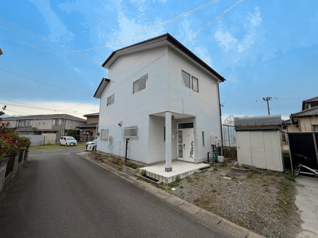２台駐車スペース確保可能！！◎郡山市土瓜2階建一戸建ての外観|白い外壁が目印の、2階建て一戸建て住宅の外観です
