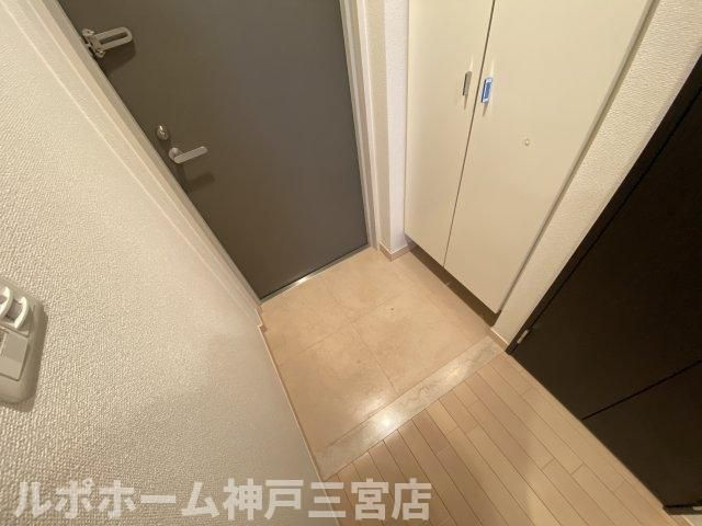 サムティ三宮レガニールの玄関