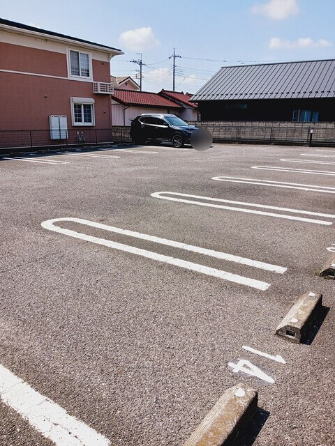カスターニャＢの駐車場