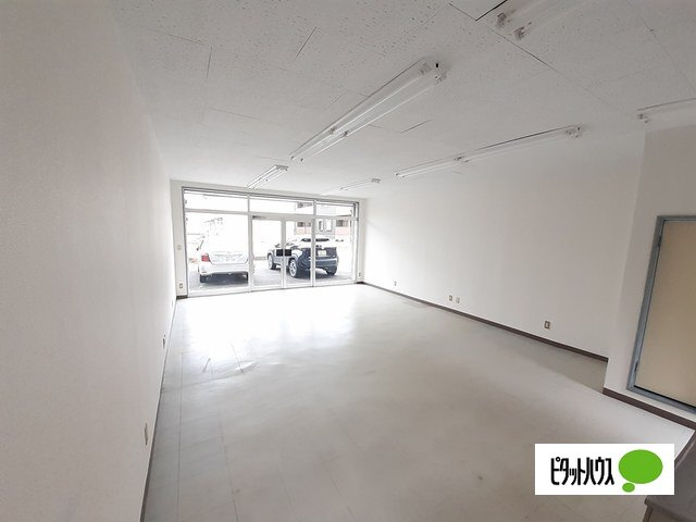 上中居町店舗の内装